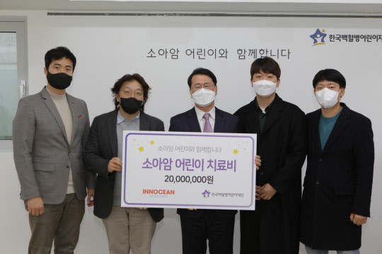 서선원(가운데) 한국백혈병어린이재단 사무총장과 이노션 관계자들이 소아암 어린이 치료비 성금 전달 후 기념사진을 찍고 있다. <이노션 월드와이드 제공>